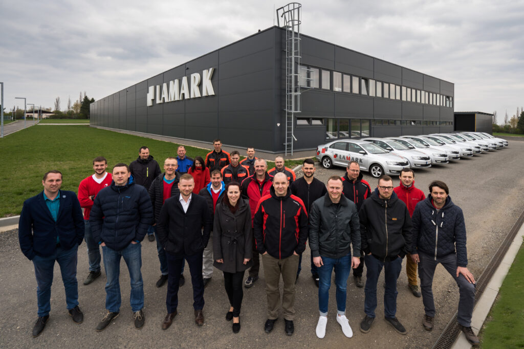Výrobní hala LAMARK a zaměstnanci