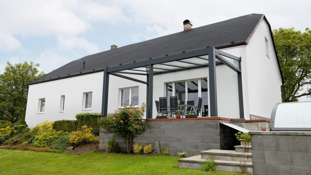 Využijte akce na pergolu se skleněnou střechou