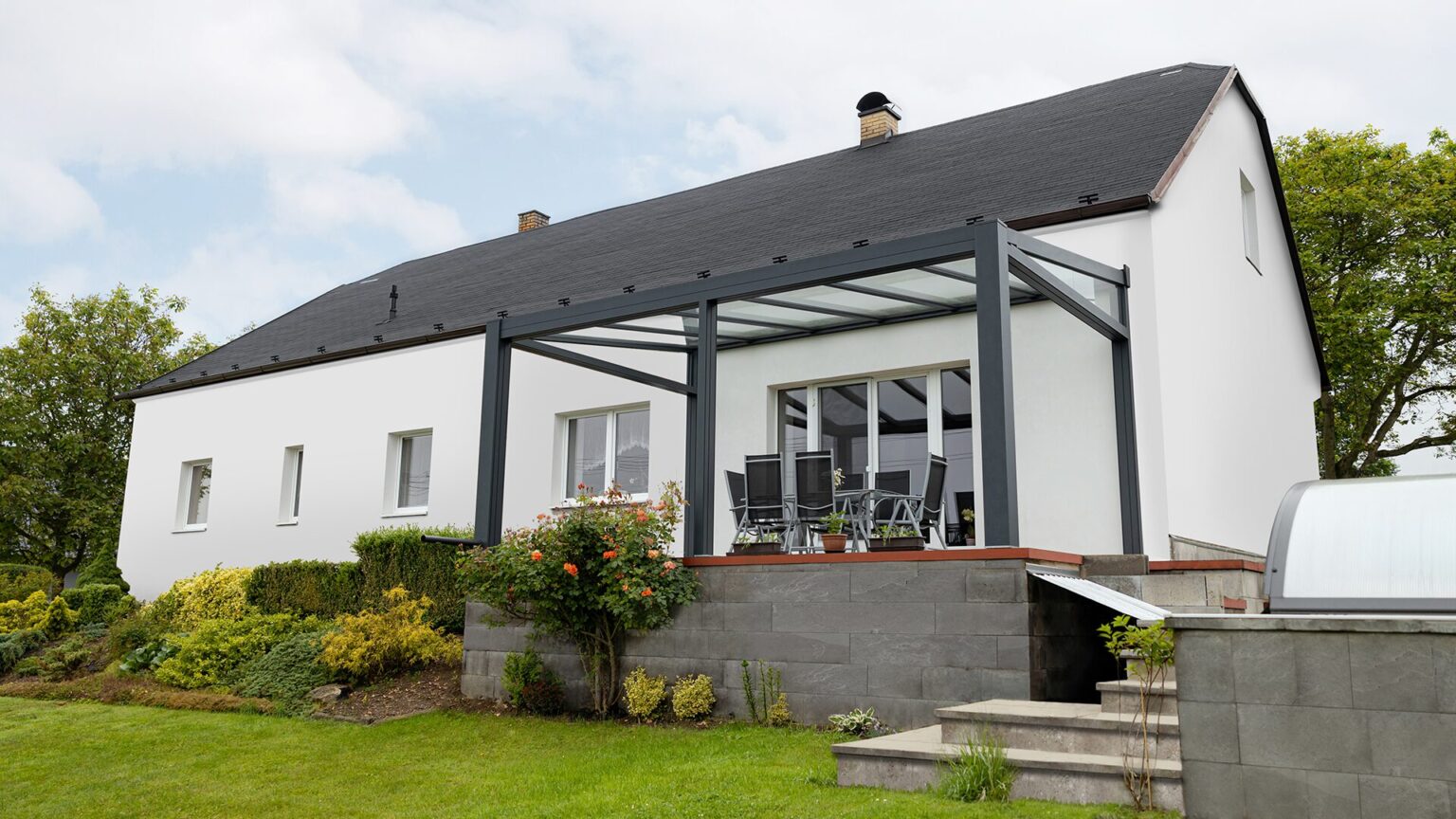 Využijte akce na pergolu se skleněnou střechou